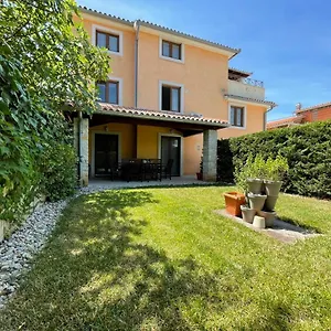 Ladonja Apartment